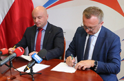 Rządowe wsparcie dla powiatu sandomierskiego na naprawę dróg - podpisanie umów. Rządowe wsparcie dla powiatu sandomierskiego na naprawę dróg - podpisanie umów.