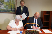 Rządowe wsparcie dla powiatu sandomierskiego na naprawę dróg - podpisanie umów. Rządowe wsparcie dla powiatu sandomierskiego na naprawę dróg - podpisanie umów.