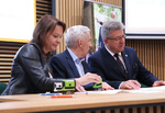 Pomoc dla seniorów. Wojewoda podpisał umowy.