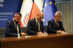 Wojewoda podpisał umowy z samorządowcami