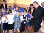 Wojewoda wręczył odblaski