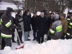 Prezes Rady Ministrów - Leszek Miller oraz Minister Spraw Wewnętrznych i Administracji - Krzysztof Janik odwiedzili gminę Nagłowice, gdzie podczas śnieżycy ponad 200 osób utknęło w korkach